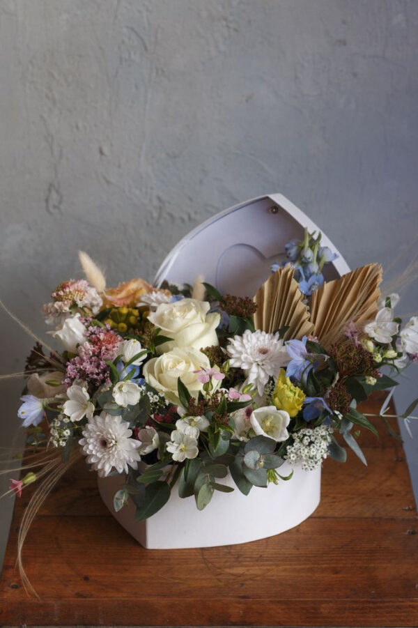 סידור פרחים בקופסא - פסטלי עדין